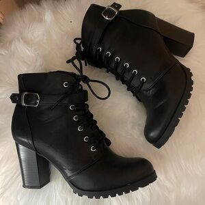 Black Boots size 6.5 comes with box